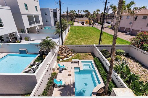 Photo 21 - 3-level Townhome w/ Private Pool & Close to Beach