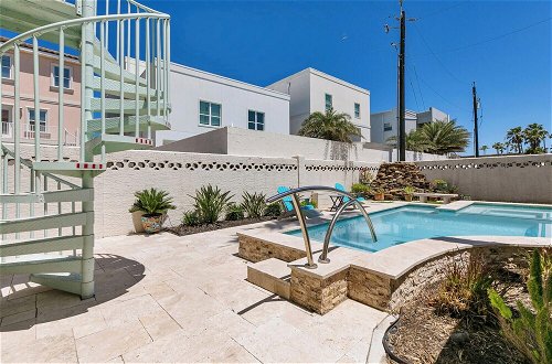 Photo 20 - 3-level Townhome w/ Private Pool & Close to Beach