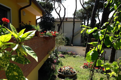 Photo 4 - Cozy Villa With Large Garden Near the Beach