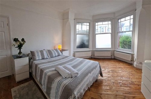 Photo 3 - Peaceful Well Equipped Flat Near Central London