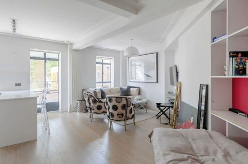 Photo 23 - Sleek & Stylish 1BD Flat w/ Balcony - Kings Road