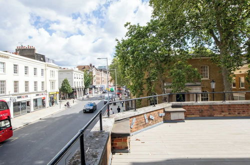 Photo 29 - Sleek & Stylish 1BD Flat w/ Balcony - Kings Road