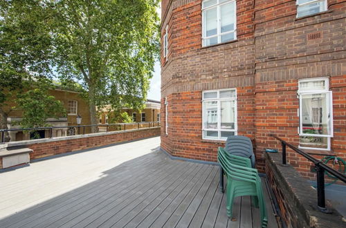 Photo 27 - Sleek & Stylish 1BD Flat w/ Balcony - Kings Road