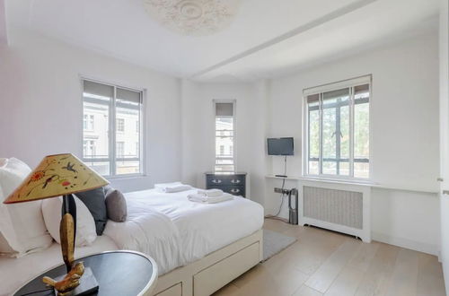 Photo 2 - Sleek & Stylish 1BD Flat w/ Balcony - Kings Road