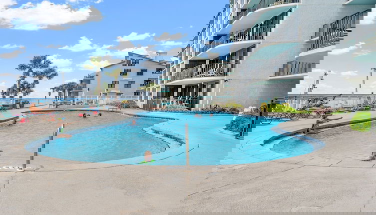 Foto 1 - Steps to Paradise: Ground-floor 2br/2ba Beachfront Condo, Sleeps 8, Gulf Views!