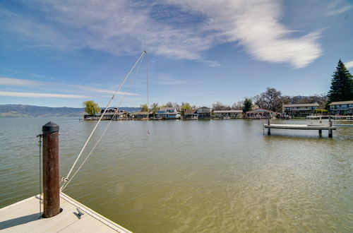 Foto 12 - Waterfront Lakeport Rental Home w/ Private Dock