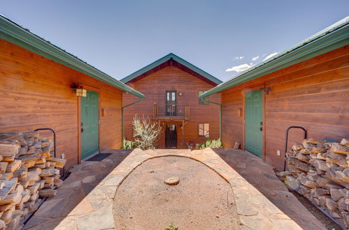 Photo 14 - Cozy Pine Getaway w/ Fireplace & Mountain Views