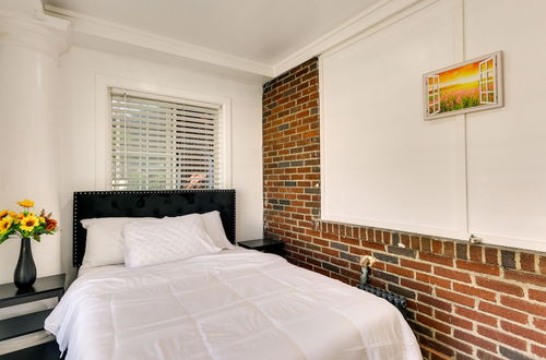 Foto 7 - Chic Newark Vacation Rental: 3 Mi to Airport