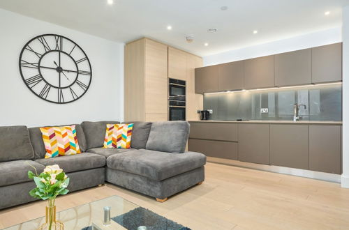 Foto 15 - Impeccable 3-bed Apartment in London