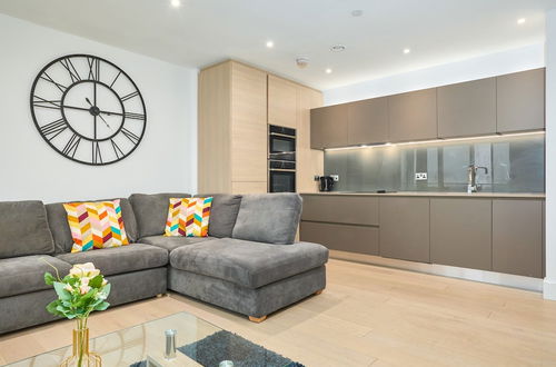 Foto 15 - Impeccable 3-bed Apartment in London