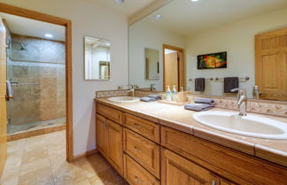 Photo 3 - Expansive Tahoe Donner House With Hot Tub