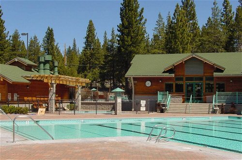 Foto 9 - Expansive Tahoe Donner House With Hot Tub
