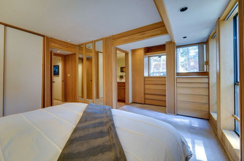 Foto 44 - Expansive Tahoe Donner House With Hot Tub