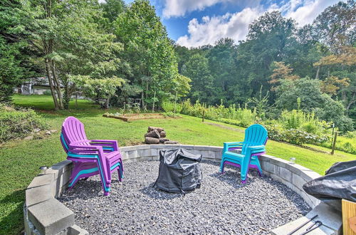 Foto 17 - Maggie Valley Family Cabin w/ Porch & Fire Pit