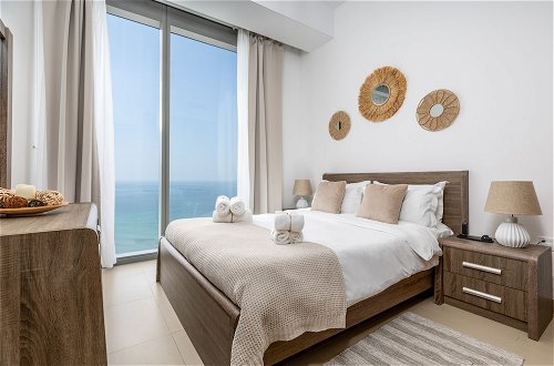 Photo 8 - Waves Holiday Home - Jaw-Dropping Sea View From This Comfy Retreat