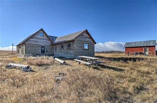 Foto 18 - Rustic & Rural Cabin in Dupuyer on Open 14 Acres