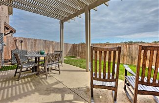 Foto 2 - College Station Townhouse w/ Private Patio