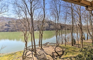 Foto 2 - Renovated Riverfront Retreat w/ Deck & Grill