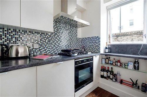 Photo 8 - Bright and Stylish Apartment in Trendy Islington by Underthedoormat