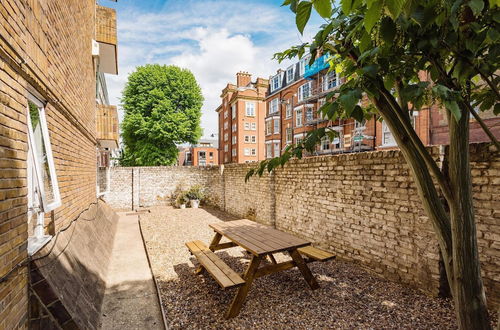 Photo 2 - Bright and Stylish Apartment in Trendy Islington by Underthedoormat