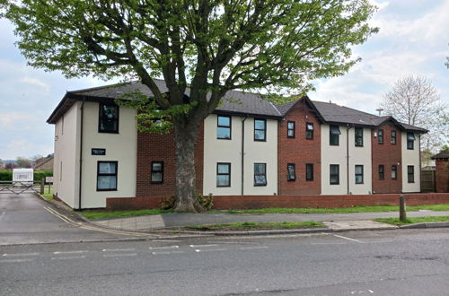 Photo 1 - Cosy 1-bed Apartment in Swindon, Private Parking