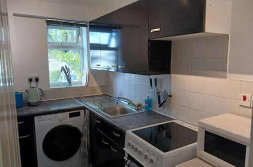 Photo 10 - Cosy 1-bed Apartment in Swindon, Private Parking