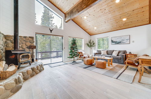 Foto 1 - Updated Tahoe Donner Cabin w/ Golf Course Views