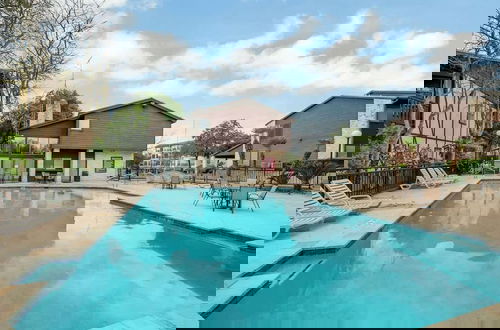 Foto 20 - Luxurious Riverfront Condo Just 1 Blk to Schlitterbahn!