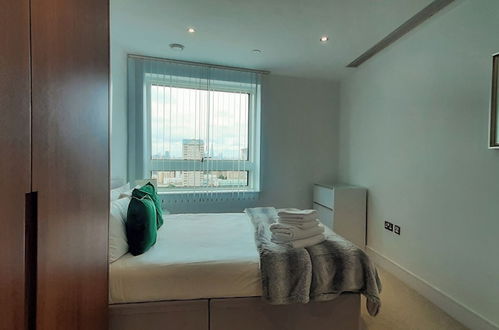 Photo 13 - Capacious Two bed Apt in Canary Wharf