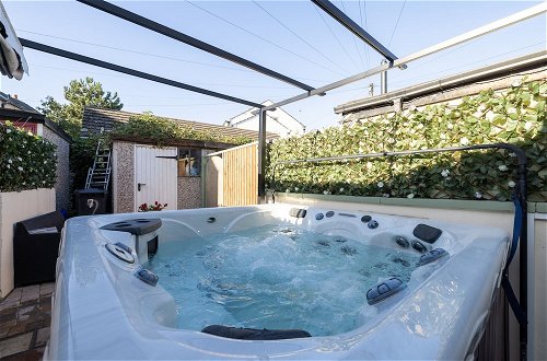 Photo 20 - Remarkable 2-bed Cottage in Morecambe bay hot tub