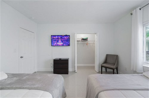 Photo 2 - Peaceful Comfort: Comfortable Miami Home