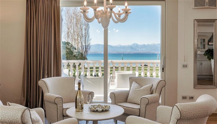 Foto 1 - Luxury Lakefront Onassis 2 by Apt24