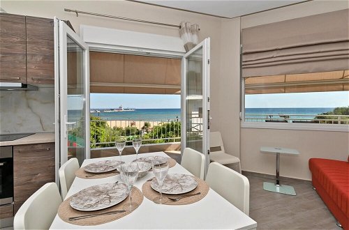 Foto 20 - Sabbia Seafront Apartment 3 by Travelpro Services