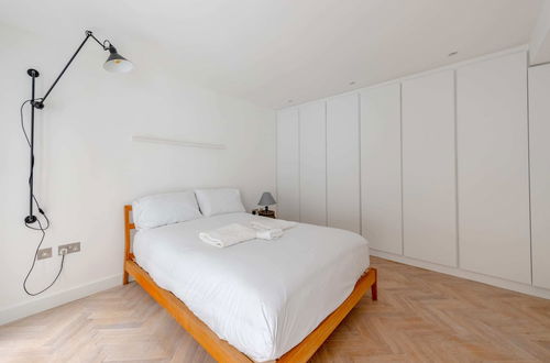 Photo 6 - Sleek & Stylish 2BD Flat - Warren Street