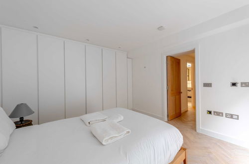 Photo 5 - Sleek & Stylish 2BD Flat - Warren Street