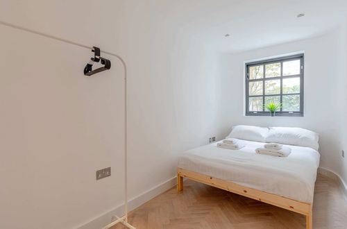 Photo 2 - Sleek & Stylish 2BD Flat - Warren Street