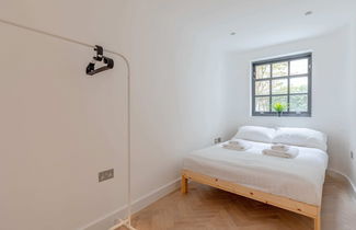 Photo 2 - Sleek & Stylish 2BD Flat - Warren Street