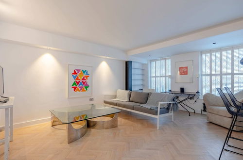 Photo 15 - Sleek & Stylish 2BD Flat - Warren Street