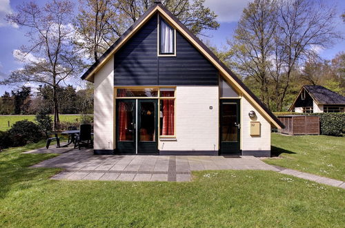 Photo 19 - Cozy Holiday Home with Bubble Bath near Zwolle