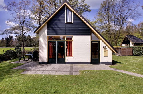 Photo 22 - Cozy Holiday Home with Bubble Bath near Zwolle