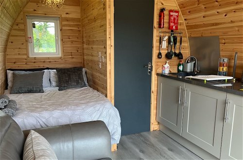 Foto 3 - Luxury Glamping Pod With Hot Tub, Fees Apply
