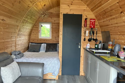 Foto 4 - Luxury Glamping Pod With Hot Tub, Fees Apply