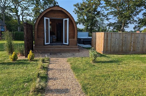 Foto 26 - Luxury Glamping Pod With Hot Tub, Fees Apply