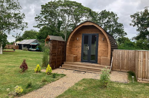 Foto 27 - Luxury Glamping Pod With Hot Tub, Fees Apply