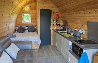 Foto 2 - Luxury Glamping Pod With Hot Tub, Fees Apply
