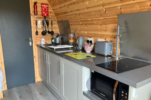 Foto 5 - Luxury Glamping Pod With Hot Tub, Fees Apply