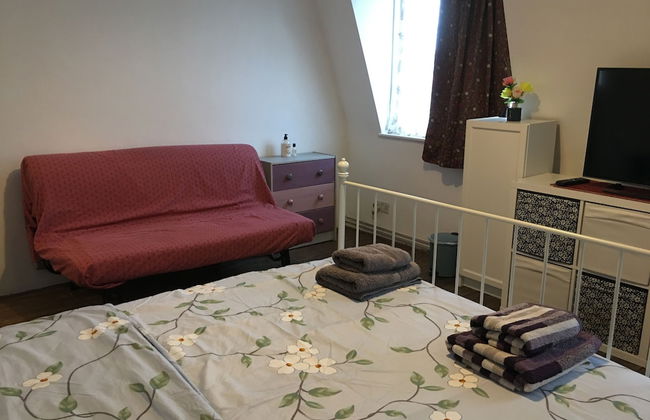 Beautiful 2-bed Apartment in Dagenham - Photo 4