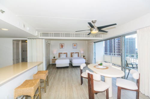 Foto 19 - Two Bedroom Condo Overlooking Ala Wai Boat Harbor by RedAwning