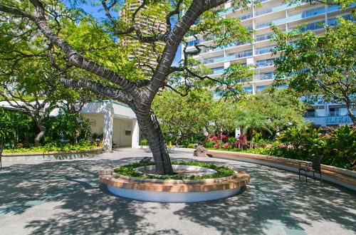 Foto 27 - Two Bedroom Condo Overlooking Ala Wai Boat Harbor by RedAwning