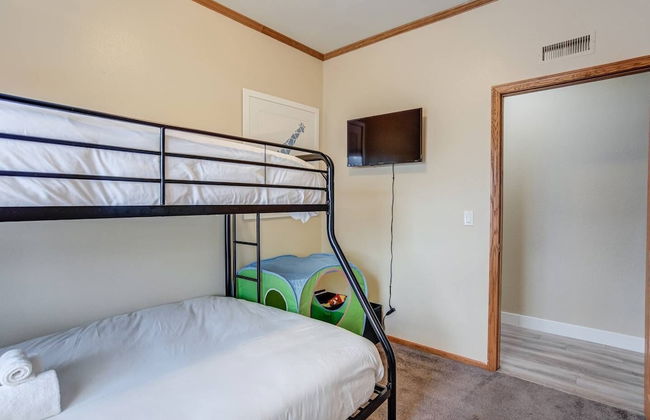 Pet-friendly 4 BR Family Stay Near Downtown - Foto 11